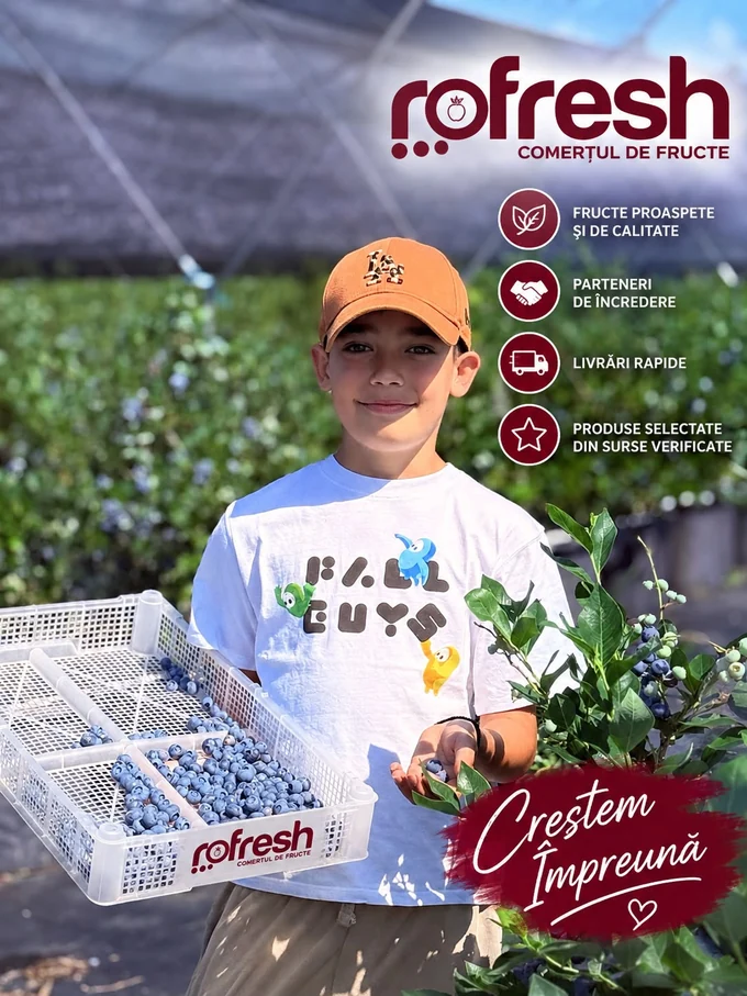Reclamă Rofresh cu Angelo în plantația de afine. Fructe proaspete, parteneri de încredere și livrări rapide.